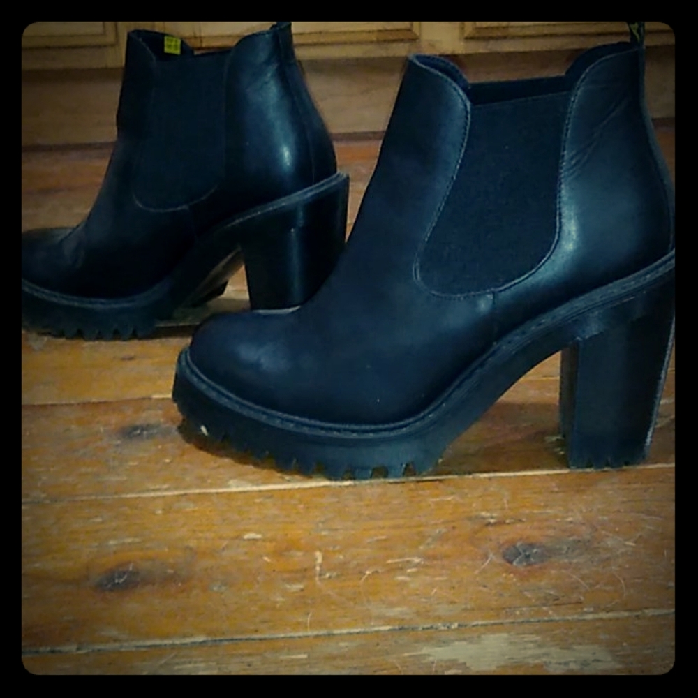 Dr. Martens Hurston Boots